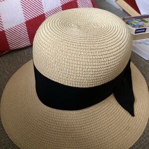 Striking sun hat fits med to large
in great condition